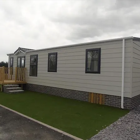 Hyattswood Lodges. Nr Brs Airport Lodge *